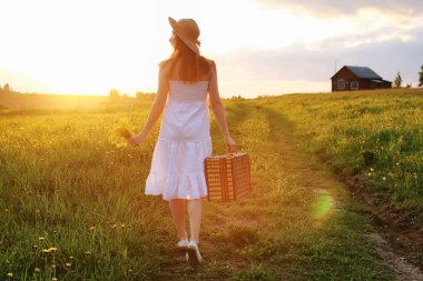 Alan kız bahar. Bir kızla bir bavul th yürür