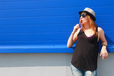 Kız hipster ışık şapka ve güneş gözlüğü üzerinde bir yaz