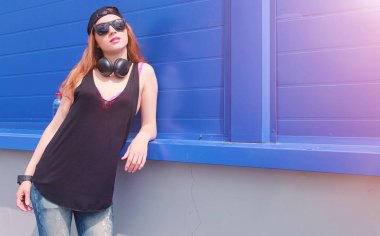 Genç kız güneş gözlüğü ve şapka. Bir genç bir şapka ve glasse