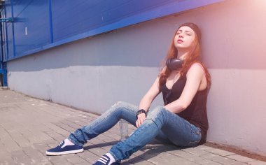 Genç kız güneş gözlüğü ve şapka. Bir genç bir şapka ve glasse