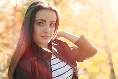 Genç kız bir yürüyüş. Kız sokakta bir deri ceketli. Olmak