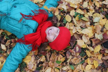 Genç güzel anne ile kızı niteliğine. Bir kız bir 