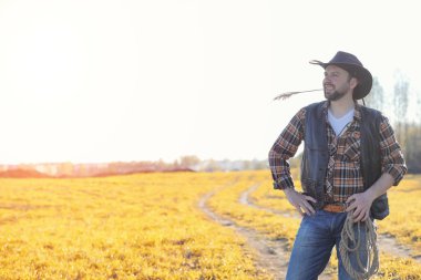 Adam kovboy şapkası ve alanında bir loso. Bir f Amerikan çiftçi