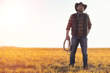 Adam kovboy şapkası ve alanında bir loso. Bir f Amerikan çiftçi