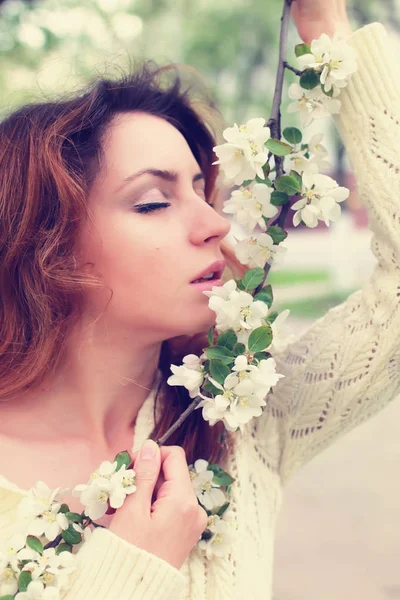 Dziewczyna kwiat drzewny zapach — Zdjęcie stockowe