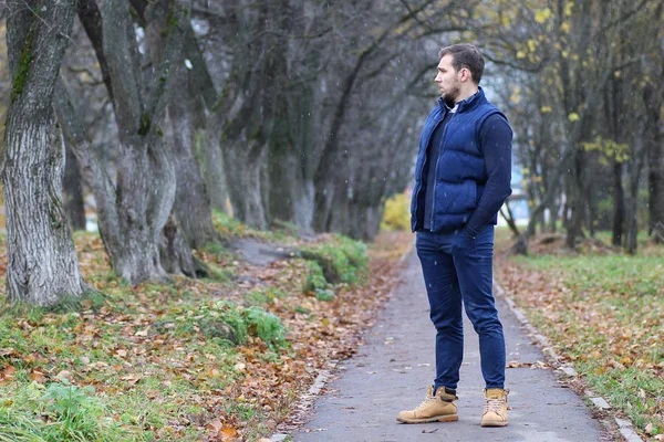 Junger Mann mit Bart im Herbst — Stockfoto