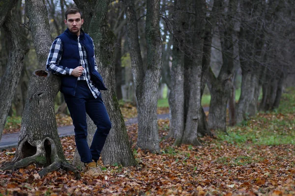 Junger Mann mit Bart im Herbst — Stockfoto