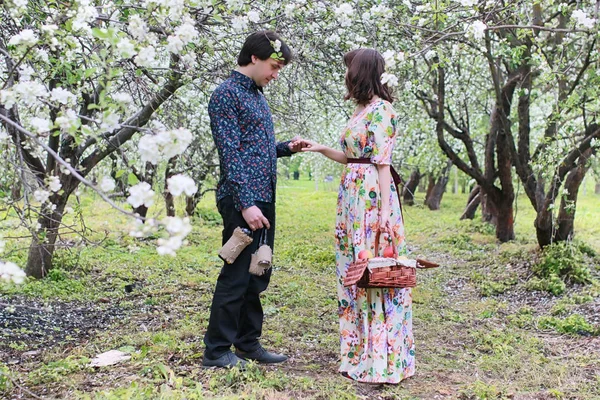 Young couple on date in spring park — Stock Photo, Image