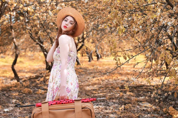 Niña con maleta de cuero para viajar en el parque de otoño a pie — Foto de Stock