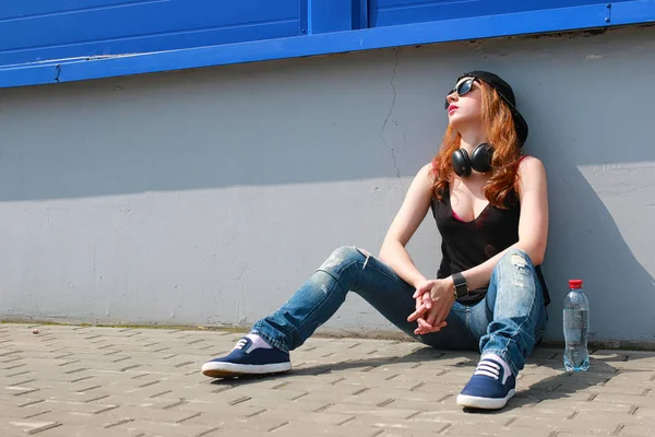 Девушка-хипстер в светлой шляпе и солнечных очках летом — стоковое фото