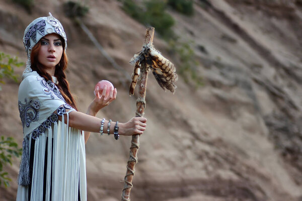 Шаман с посохом и стеклянный мяч на открытом воздухе
