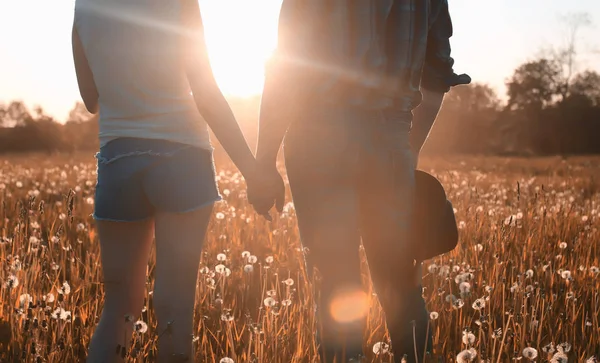 Adam ve bir kız sonbaharda yürüyor — Stok fotoğraf