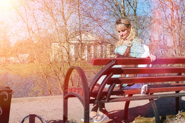 Gravid flicka på en promenad i parken. Flicka med en mage i ci — Stockfoto