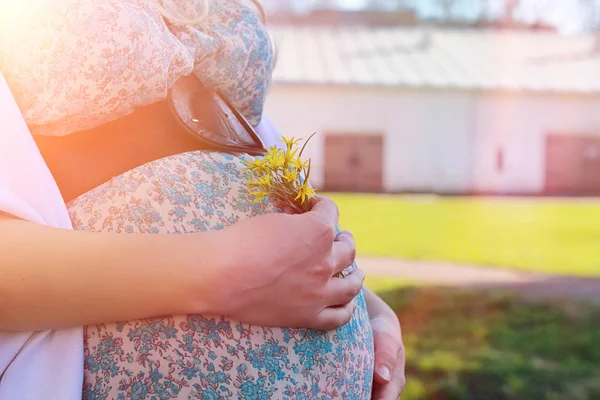 Беременная девушка на прогулке в парке. Девушка с животом в информаторе — стоковое фото