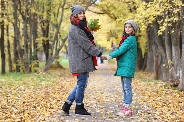 Genç güzel anne ile kızı niteliğine. Bir kız bir 