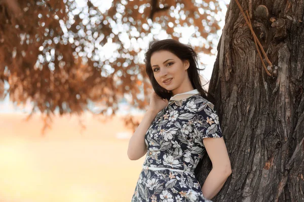 Hermosa chica para un paseo en otoño — Foto de Stock