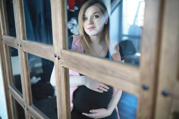 Embarazada joven hermosa chica en el noveno mes —  Fotos de Stock