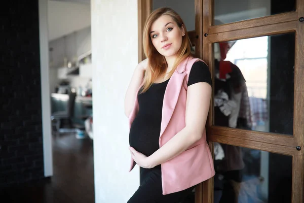 Schwangere junge schöne Mädchen im neunten Monat — Stockfoto