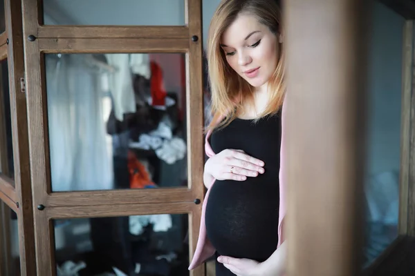Schwangere junge schöne Mädchen im neunten Monat — Stockfoto