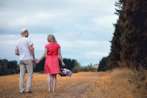 Herbst junge schwangere Mädchen auf einem Date — Stockfoto