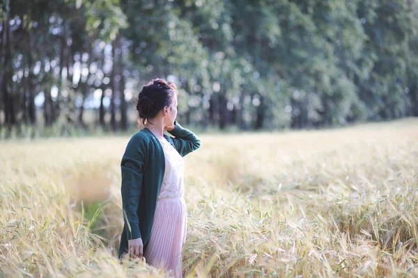 麦畑の中を歩く若い母親 — ストック写真