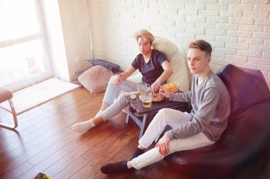 Bir spor izlerken arkadaşlarınızla evde maç