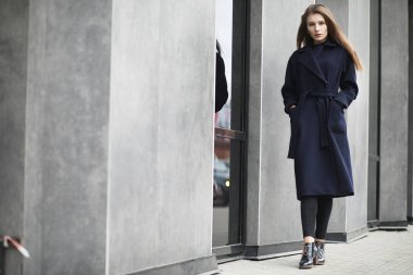 İş merkezinde paltolu güzel kız 