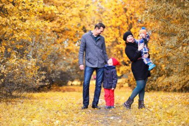 Öğleden sonra sonbahar Park aile