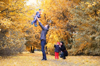 Öğleden sonra sonbahar Park aile