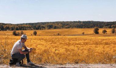 Genç bir adam doğal olarak dolaşıyor. Sırt çantasıyla seyahat eden