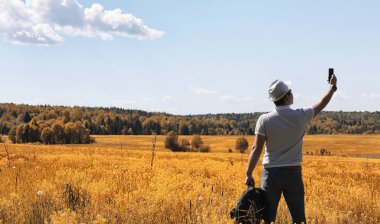 Genç bir adam doğal olarak dolaşıyor. Sırt çantasıyla seyahat eden