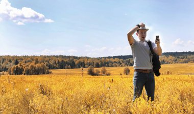 Genç bir adam doğal olarak dolaşıyor. Sırt çantasıyla seyahat eden