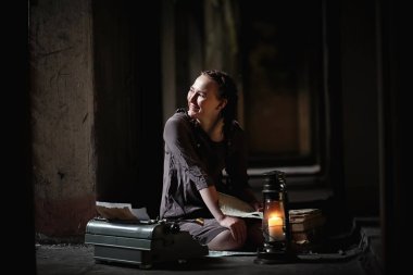 Eski Kitaplar eski evinde bir kızla