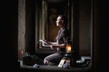 Eski Kitaplar eski evinde bir kızla