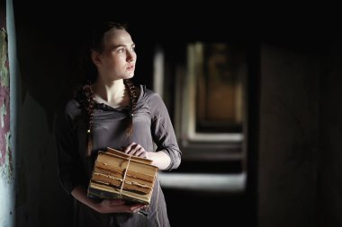 Eski Kitaplar eski evinde bir kızla