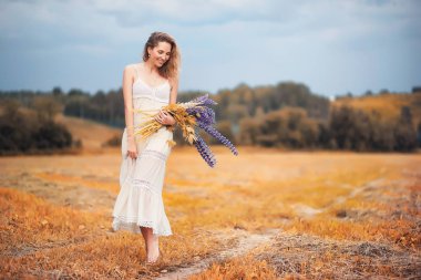 Bir buket çiçek Güz kızla