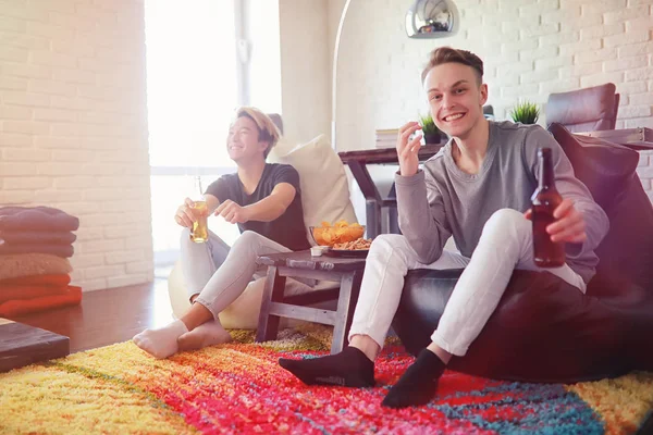 Watching a sports match with friends at home — Stock Photo, Image