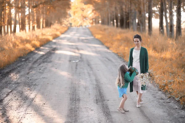 Mother with daughter walking on a road — Stock Photo, Image