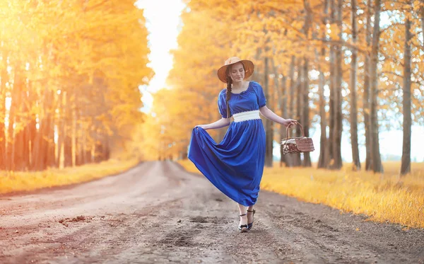 自然にドレスの美しい少女。帽子の女の子は歩く — ストック写真