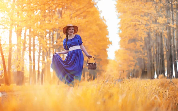 Joven chica hermosa en vestidos de la naturaleza. Una chica con sombrero camina — Foto de Stock