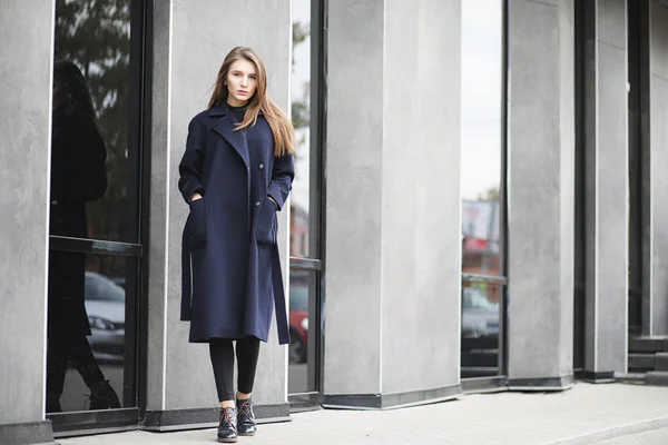 Belle fille dans un manteau dans les affaires du centre-ville — Photo