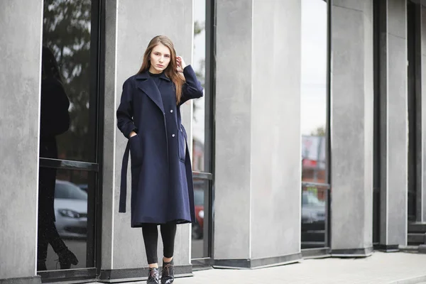 Belle fille dans un manteau dans les affaires du centre-ville — Photo