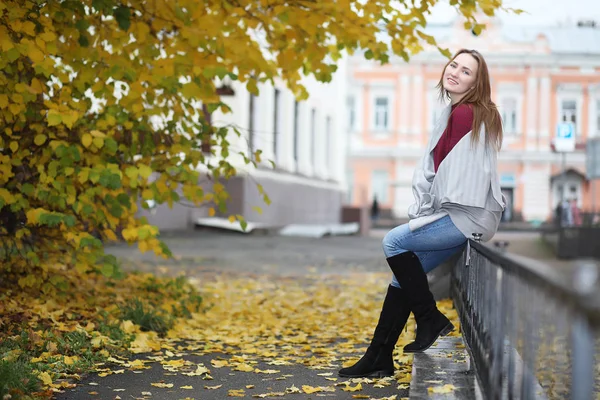 Jeune fille en promenade dans le parc d'automne — Photo