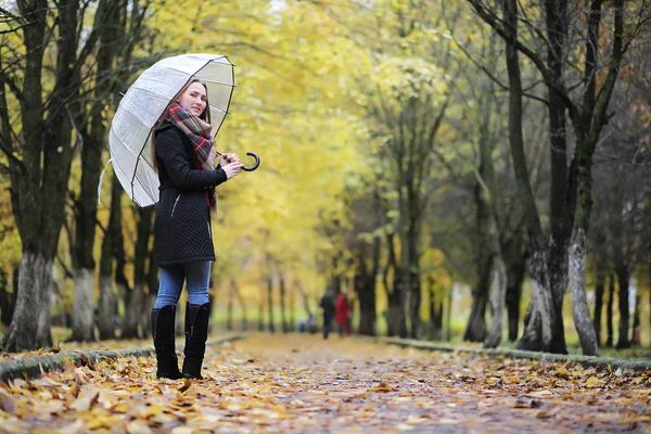 Fiatal lány sétál az őszi parkban — Stock Fotó