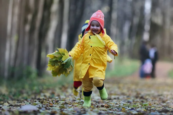 Τα παιδιά περπατούν στο πάρκο του φθινοπώρου — Φωτογραφία Αρχείου