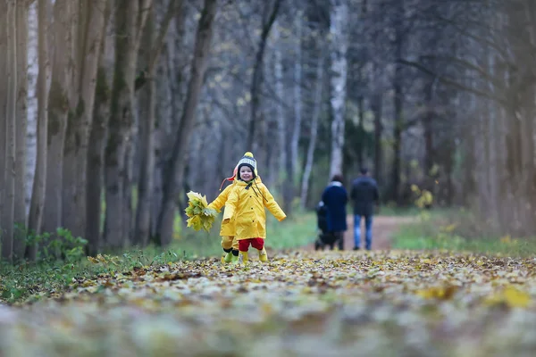 Barnen går i höstparken — Stockfoto