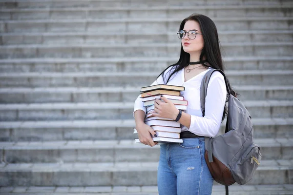 Chica estudiante en la calle con libros —  Fotos de Stock
