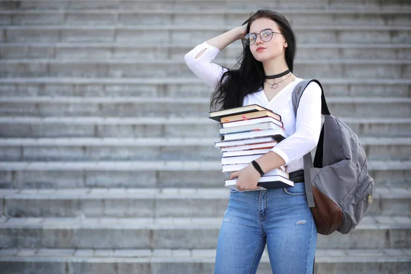 Flicka student på gatan med böcker — Stockfoto