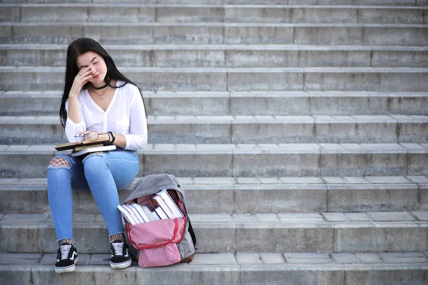 Meisje student op straat met boeken — Stockfoto