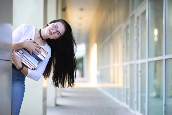 Chica estudiante en la calle con libros —  Fotos de Stock